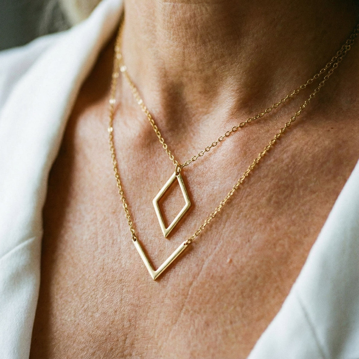 EMILIA | Collar con colgante en V