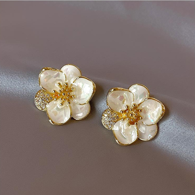 MARÍA JOSÉ JOSÉ | Pendientes dorados en forma de flor