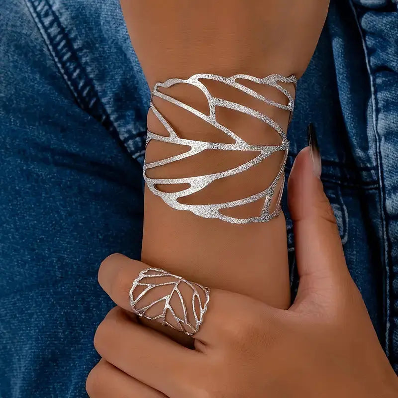MARÍA JOSÉ JOSÉ | Pulsera con diseño de hojas