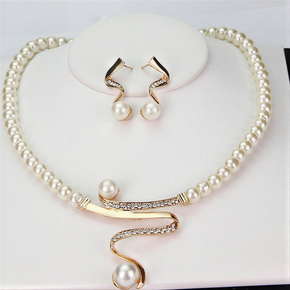 XIMENA | Collar y aretes de perlas con colgante