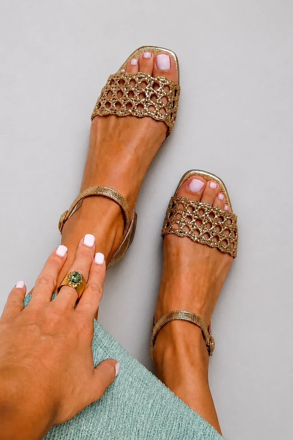 FERNANDA | Sandalias doradas caladas