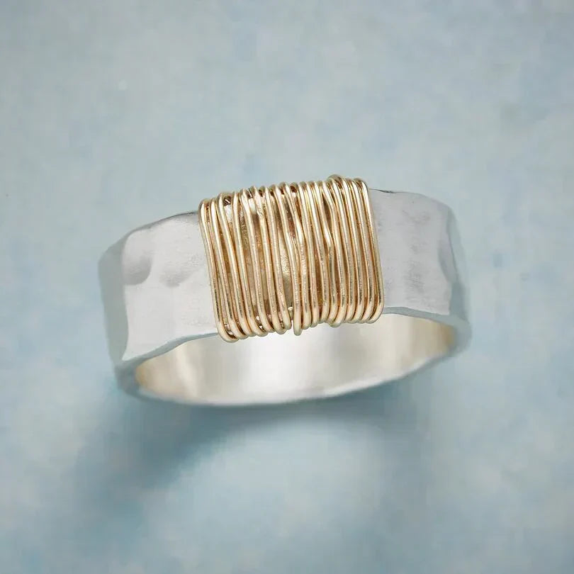 MARÍA JOSÉ JOSÉ | Anillo con hilos dorados