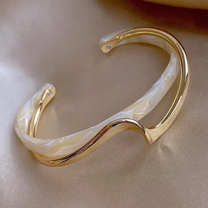 MARÍA JOSÉ JOSÉ | Pulsera abierta con esmalte blanco