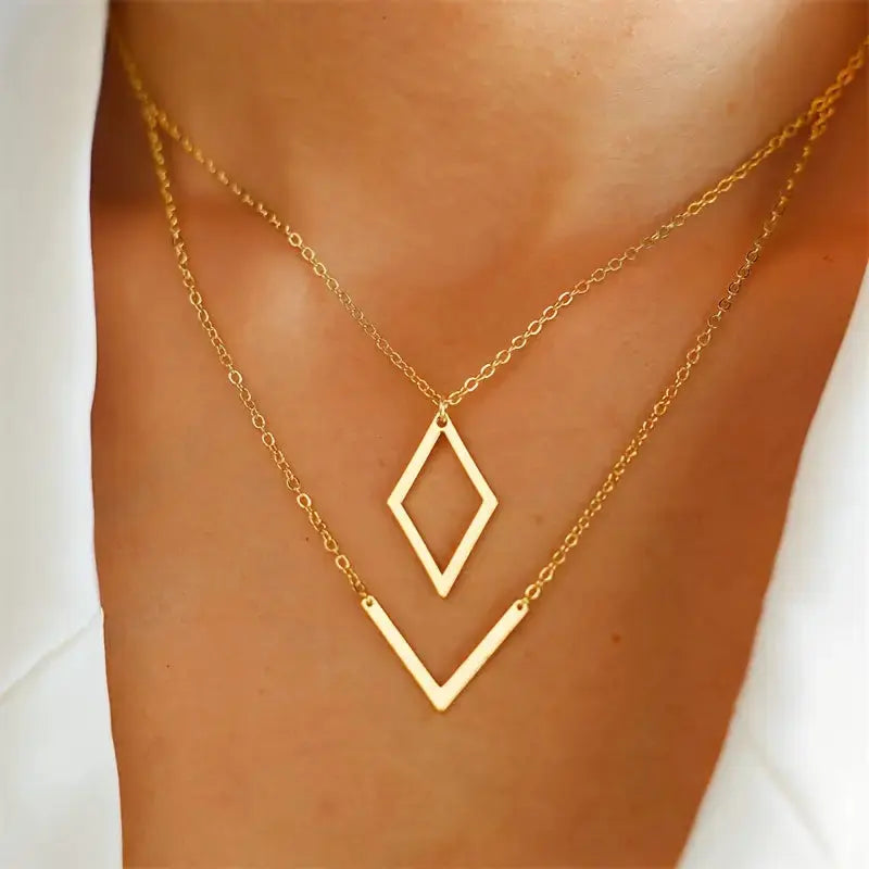 EMILIA | Collar con colgante en V