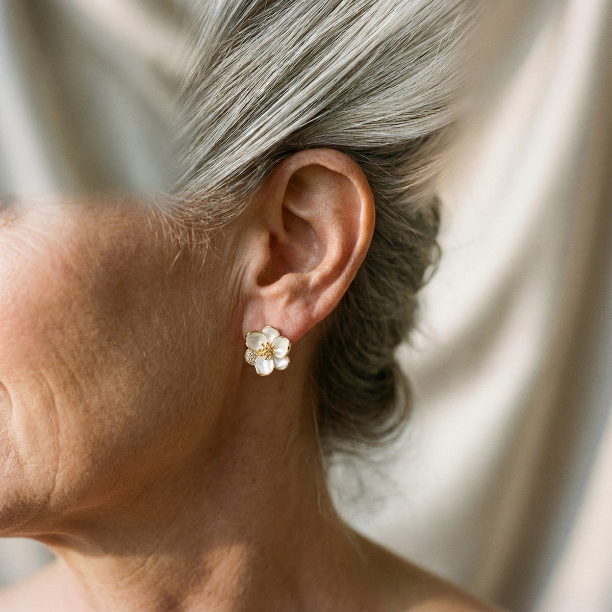 MARÍA JOSÉ JOSÉ | Pendientes dorados en forma de flor
