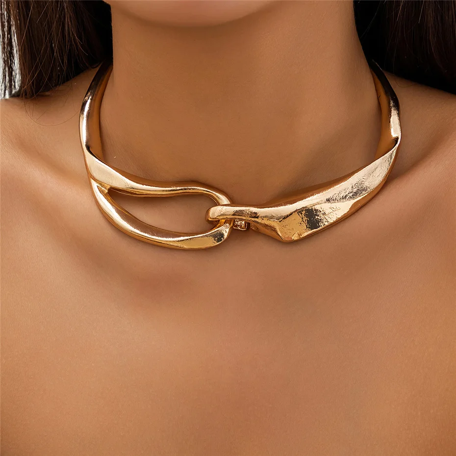MARÍA JOSÉ JOSÉ | Collar dorado de estilo retro