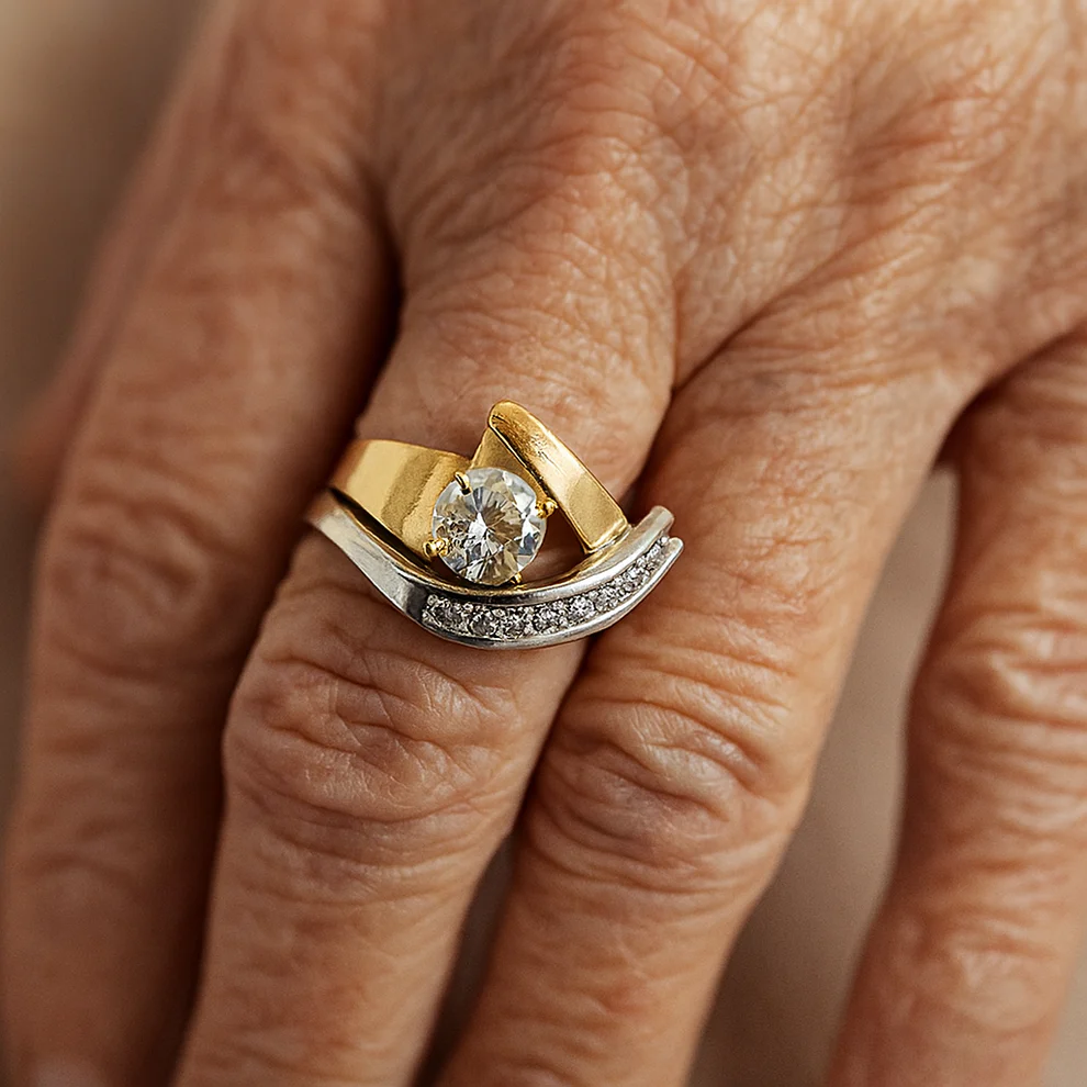 MARÍA JOSÉ JOSÉ | Anillo irregular con zircón